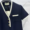 Designer di abiti casual di base Stile elegante ed elegante, semplice dritto, a vita alta, dimagrante, che riduce l'età, abito a maniche corte con patchwork a nastro con scollo a V a contrasto