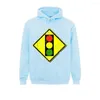 Les sweats à capuche masculins arrêtent le panneau de la rue Light Road.