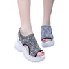 2023 été nouveau tricoté poisson-bouche chaussures fée vent gâteau semelle haut talon volant armure pente talon semelle épaisse sport femmes sandale L230704