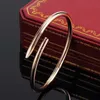 Klassiska nagelarmband Mensarmband lyx Bangle Designer smycken Kvinnor titanstållegering Guldpläterade guldsmycken Silver Rose bleknar aldrig allergisk