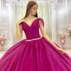 Fuksja błyszcząca księżniczka sukienka na quinceanera Off the Shoulder Ruffles frezowanie tiulu dla 15 dziewczyn zakładka suknie na przyjęcia z kryształową kulą