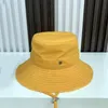 Płótno designerskie czapki kubełkowe różowe męskie litery metalowe bzdur brzeg le bob miękki dotyk prosty cappello Summer retro moda luksusowa czapka dla kobiety pj027 c23