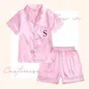 Наборы одежды 2023 Custom Silk Kids Pajamas девочки мальчики Сплошные атласные PJS для детей Персонализированная одежда в подарочной гостиной