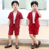 Tute Vestito estivo per bambini Completo da uomo Bel ragazzo Costume da spettacolo per feste di matrimonio Bambini Giacca a maniche corte Pantaloncini VestitiHKD230704