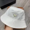 Woens Bucket Hat Luxury Designer Wide Brim Fitte Hat Summer Sun Prevent Beanie Casquette Accessoires de mode 3 Olors Beach Bonne qualité