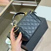 Vrouwen Klassieke Mini Cosmetische Case Vanity Box Tassen Met Bovenste Handvat Totes Gewatteerde Handtas Goud Metalen Hardware Matelasse Ketting Crossbody Schouder Trunk 16x10cm 7 Kleuren