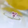 Con pietre laterali Romantico 100 925 Sterling Silver 5 5mm a forma di cuore quarzo rosa Lab Diamond Rings per le donne Gemstone Wedding Party Fine Jewelry 230704