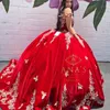 Robe de bal en satin rouge robes de Quinceanera appliques d'or perlées sur l'épaule douce 16 robe robes de reconstitution historique robe de 15 anos