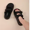 Sandals مرنة الفرقة أحذية سوداء ناعمة للنساء مستديرة إصبع القدم الكعوب الصيفية في جميع أنحاء المباراة الحذاء Slip-on Beige Girls Comfort 2023