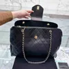 2023 Роскошная сумка для роскошной сумки топ -слой кожаные женщины большие покупки для женщин для женщин золотая цепочка сумка для модного кошелька черная кожаная сумка