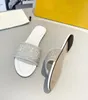 Słynny charakterystyczny borowca sandały buty kryształ haft nago czarna biała dama plażowa ślizganie się elegancki spacer na kapciach EU35-43