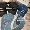 Moda Yaz Denim Malzeme Tasarımcı Top Cap Çiftinin Aynı Tatil Deliği Metal Mektup Nakış Casquette