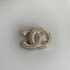 Spilla di design Spilla con logo del marchio Spilla con perla placcata in oro 18 carati Ragazze di lusso amano i gioielli Regalo per la festa di nozze