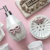 Tende Ragazza Vento Ceramica Fiocco bianco Bagno Abito a cinque pezzi Articoli da toeletta Kit da bagno Accessori Collutorio Tazza Bottiglia di lozione Portasapone