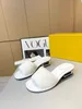 Sandali da donna di design Ciabatte da donna di alta qualità Pelle di vitello di cristallo Scarpe casual trapuntate con coulisse Piattaforma Sneaker estiva 0702