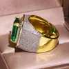 Med sidostenar HOYON Dropshop 14K Gult Guld Färg Naturlig Emerald Ring för män Grön Ädelsten AAA Zirkon Smycken Inställning 230704