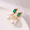 Orecchini a bottone Goccia di perle color oro elegante per le donne Intarsiato di alta qualità Orecchini di cristallo verde quadrato di alta qualità Accessori per regali di gioielli femminili