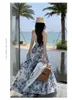 Kvinnlig bohemisk semesterblå blommuttryck med V-Neck Open Back Long Dress, stor förlängningsdesignklänning SML