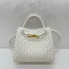 2024New Water Bucket Sheepskin Woven Fashion Cowhide Handväska Underarm One Shoulder Crossbody Bag Kvinnlig hög kvalitet