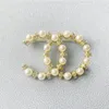 Femmes Designer Broche Marque Lettre Broches Bijoux Perle De Luxe Broches Pins Exquis Bijoux Cadeau De Fête De Mariage