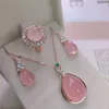 Lussuoso cristallo intarsiato Natural Pink chalcedony verde ciondolo collana orecchini anello set 3 pezzi set di gioielli