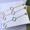 Novo bracelete de designer de van vintage com 3 motivos flor a céu aberto Inspirado folha de trevo diamante guilhoché Ouro 18K Pérola Flor da sorte para mulheres Jóias de designer de meninas