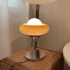 Lampy stołowe Nordic Egg Tart Lampa Retro Metalowa podstawa Nocna Szkło Żelazo Art Salon Przedpokój Dekoracyjne Ciepłe