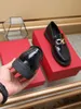 2023 Herrklänning Skor Elegant företagsfest Bröllopslägenheter Modemärke Designer Oxfords Skor Herr Utomhus Casual Walking Loafers storlek 38-44