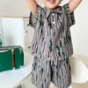 Set di abbigliamento Estate 2023 Bambini Vestiti di cotone di lino a righe verticali Ragazzi e ragazze Camicie a maniche corte con risvolto Pantaloncini 2 pezzi Abiti