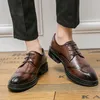 2023 New Master Design Klassisk Derby Herrklänning Läderskor Brogue Rund Toe Business Office Bröllopsskor Bär Elegant