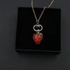 قلادات المعلقات للنساء مصممة للنساء خطاب المجوهرات G Diamond Strawberry Love Pearl Party Necklace Gift