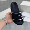 Basen Slide Designer Kapcie na męskie damskie Claquette Flat Mules Scuffs Summer Beach Buty Czarne białe Czerwone Znaki Listy Exced Slowery Sandały Rozmiar 35-45