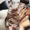 Fashion Bur szaliki zimowe na sprzedaż detaliczna koreańska wersja Xiao Liujia uniwersalnego ciepłego szalika na wiosnę i jesień ponadgabarytowych khaki kraciasty bawełniany lniany szal dla kobiet