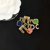 Vintage Copie Designer Pins Broche Vintage Copie Mode Cl Lettres Timbre Perle De Luxe Femmes Monogramme Broche Marque Vintage Style Romantique Couple Gemme décoration