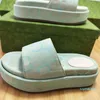 Дизайнерская женщина Slipper Fashion Lady Sandals Beach Толкое дно продавать хорошо тапочки платформы алфавит резиновые каблуки на каблуках клин