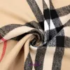 Fabriksdesigner Original Bur Hem Vintersjalar onlinebutik Ull kashmir rutig halsduk för kvinnor på vintern förtjockad och varma män lång tofs imitation