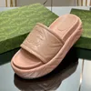 Designer plate-forme piscine pantoufles Macaron grosse sandale fond épais mode G maison toboggan pantoufle femmes porter plage été Mule
