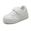 Sneakers Kruleepo Barn Skola Solid White Casual Skor för Baby Pojkar Barn Flickor PU Läder Antisladd Botten Andas Sports Sneakers 230705