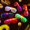 Bastões de luz LED Óculos para cima Brinquedos que brilham no escuro Suprimentos para festas Tonalidade do obturador Néon piscando Lembrancinhas para casamento de aniversário 230705