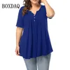 Vrouwen Plus Size T-shirt 5XL Vrouwen Korte Mouw Losse Casual Effen Knop Geplooide Tuniek Tops Grote Vrouwelijke Trui Zomer kleding 230705