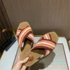 2023-Designer Sandálias Patchwork de cores cruzadas Chinelos rasos trançados Sandálias amadeiradas Sandálias rasas femininas elegantes Chinelos rasos de verão Praia Festa Moda Sapatos