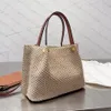 디자이너 토트 가방 여름 해변 밀짚 가방 최신 디자인 간단하고 실용적인 여성 리벳 핸드백 캐주얼 캔버스 크로 셰 숄더 가방 지갑