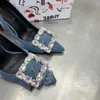 Patchwork Denim Pumps Bältesspänne Kristall Utsmyckade Jeans Spetsiga tå Stilett högklackat för kvinnor Lyxdesigners Aftonklänning skor rem fabriksskor