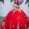 Abito da ballo in raso rosso Abiti Quinceanera Appliques dorati Perline al largo della spalla Abito dolce 16 Abiti da spettacolo vestido de 15 anos