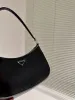 Bolsa leve da moda bolsas da moda top designer meticulosamente trabalhada bolsa vermelha da internet bolsa de grife material luxuoso bolsa de design exclusivo bolsa nas axilas