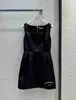 Grundlegende Freizeitkleider Designer Sommer U-Ausschnitt Solid Black Kleid mit Minitasche Damenmode ärmellos Lady Short 0OL9