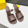 Hausschuhe mit hohen Absätzen. Neueste Bast-Sandalen mit hohen Absätzen. Gewebte F-geformte, metallische, ungewöhnliche Absätze, offene Zehen, Slip-on-Sandalen, hochwertige Sandale aus echtem Leder mit Außensohle