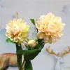 Fleurs décoratives 5 Pcs / Lot Simulation 3 Têtes Dahlia Fleur De Soie Décoration De Mariage Haut De Gamme Salon Maison Guirlande Artificielle