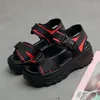 Svarta damer designer sandaler skor spänne kvinnor s casual sommarplattform sport sandalias de mujer kilar klackar kvinnor caual sandalia kil häl