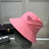 Designer Brand Bucket Wide Brim Hat broderade alfabet Män och kvinnor Bassäng Hattar Solskydd Solskyddsmedel Vågsresor har 8 färger av hög slutkvalitet